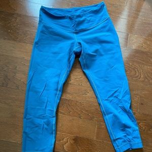 LULULEMON: Blue cropped wunder unders